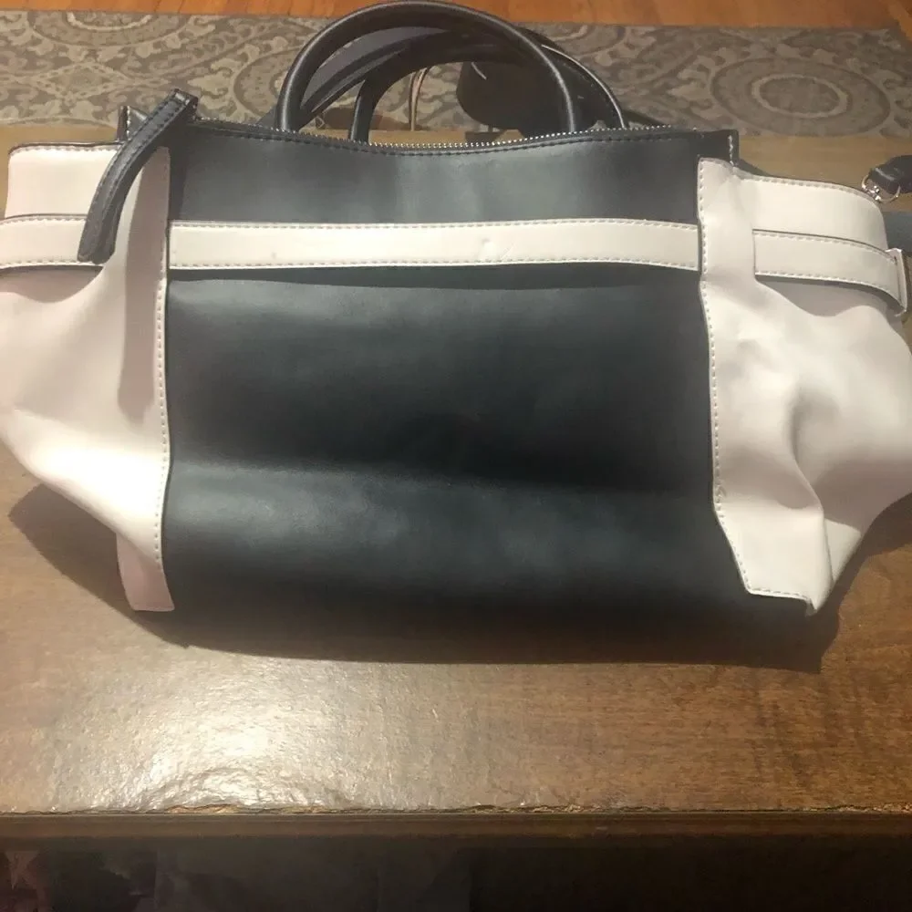 Fiorelli Abbey women’s handbag. Zipper and buckle accents. Detachable strap